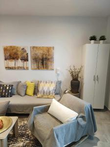 普托莱迈达Polys Apartment and Paraskevi studio with view的客厅配有沙发和桌子