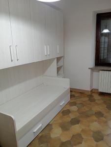 CasorzoAnticopodere的一间白色的厨房,在房间内配有长凳