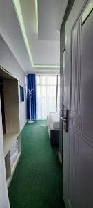 GitegaJerusalem Hotel的一间设有床铺和绿色地毯的客房
