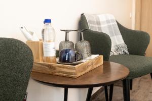 考纳斯Moja Accommodation的一张带桌椅的带瓶子的木制托盘