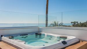 EsteponaVACATION MARBELLA I Villa Imare Waterfront, Beachfront Villa, Rooftop Jacuzzi, Indoor Spa的海景客房内的浴缸