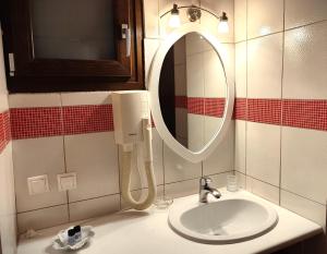 奥玛House Venetia的一间带水槽和镜子的浴室