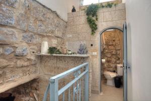 萨法德קשתות - מתחם אבן בצפת העתיקה - Kshatot - Stone Complex in Old Tzfat的一间带石墙和卫生间的浴室