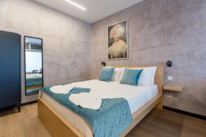 丰沙尔Social Lodge - Hollywood的一间卧室配有一张带蓝色枕头的大床