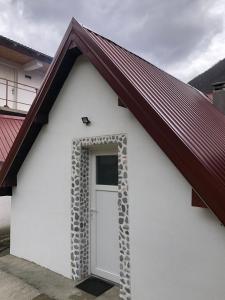 莫伊科瓦茨Private accommodation Kalezić的白色的建筑,有白色的门和红色的屋顶