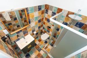考纳斯Moja Accommodation的一间带水槽和卫生间的浴室