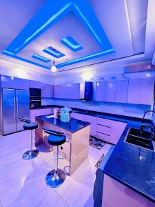 莱基Newly built Smart 4 bed rooms duplex in Ilasan ikate lekki的厨房配有紫色的柜台和蓝色的天花板
