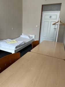 弗罗茨瓦夫Chilli Hostel的一间设有两张桌子和两张床的房间