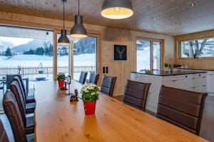 GalgenulHaus Valtellina的厨房以及带大木桌的用餐室。