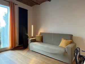 RaviCasa antica Maremma Toscana的带沙发和窗户的客厅