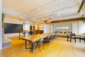 大阪Hostel OGK的一个配有长桌子和椅子的空教室