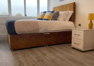 弗特威克Flitwick Luxury Apartment的木架床和床头柜