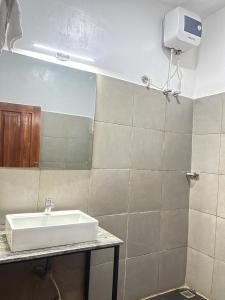 伊巴丹Bonsai Boutique Homes的一间带水槽和镜子的浴室