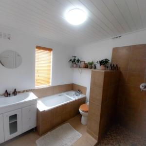蒙塔古The Little Gem的带浴缸、卫生间和盥洗盆的浴室