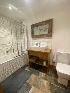 塞尔比Maypole Farm, Cawood的浴室配有盥洗盆、卫生间和浴缸。