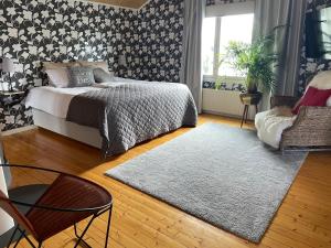 波尔沃BySannah的一间卧室配有一张床、一把椅子和地毯