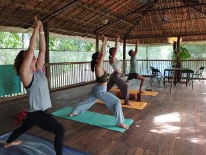 帕罗林Ruban Yoga Eco Resort Palolem的瑜伽班的一群人