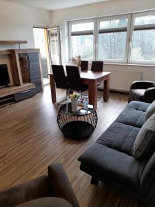 SchöllkrippenBestBoarding24的客厅配有沙发和桌子