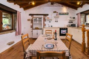 列尔加内斯Casa rural La alemana的一间带桌子的用餐室和一间厨房
