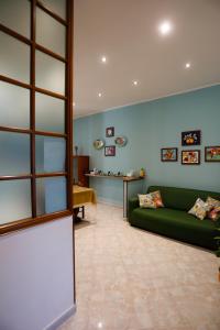 巴勒莫Biddizzi的客厅配有绿色沙发和桌子