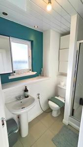 格拉斯哥La Casita, Your Home Away from Home - Free Parking的一间带水槽和卫生间的浴室