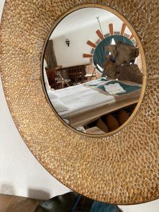 阿哈尔齐赫ART Chalet的墙上的镜子,房间里的床