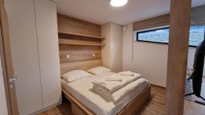 鲁容贝罗克Chalets Hrabovo的一间小卧室,配有白色床单