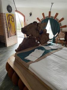 阿哈尔齐赫ART Chalet的木头床头板的房间里一张床位