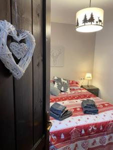 巴多尼奇亚Les Arnauds的一间卧室配有一张带红色毯子的床