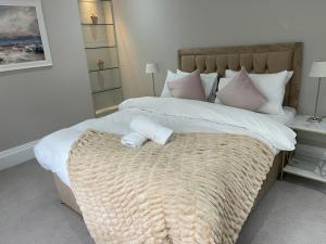 伦敦Central Park Aparthotel的一间卧室配有一张大床和两条毛巾