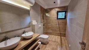 鲁容贝罗克Chalets Hrabovo的一间带两个盥洗盆和卫生间的浴室