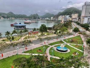 吉婆岛Lang Chai Hotel - Travel Agency的享有毗邻水域的公园景致