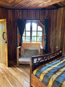 Tropical Magnolia的一间带床的卧室,位于带窗户的房间内