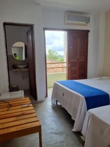 Pousada Prazeres do Velho Chico的一间卧室设有两张床和大窗户
