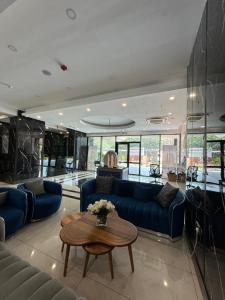 阿克拉Deluxe Studio Apartments at Kass Towers Accra - Upper Floor By VP Properties的客厅配有蓝色的沙发和桌子