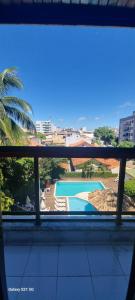 卡波布里奥Apartamento 3 quartos Cabo Frio Praia do Forte的从窗户可欣赏到游泳池的景色
