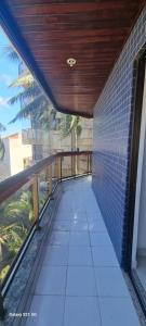 卡波布里奥Apartamento 3 quartos Cabo Frio Praia do Forte的阳台,拥有木制天花板
