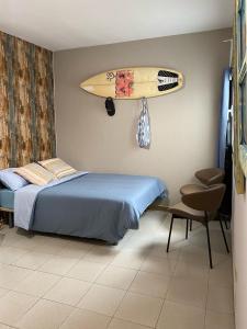 阿雷西费Amanecer Isleño Habitaciones的卧室配有挂在墙上的冲浪板