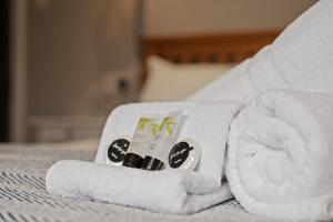 罗塞斯Queensferry Guest house的床上的一大堆毛巾