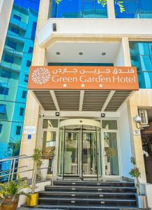 多哈GREEN GARDEN HOTEL的绿色花园酒店建筑,上面有标志