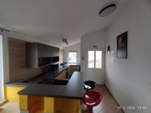 斯桑Apartment Zelena oaza Sisan 75 m2 - 2 bedrooms的一间厨房,里面设有黑色台面