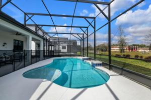 奥兰多Orlando's Best Escape Residence at Paradiso Grande Resort home的一座带玻璃天花板的室内泳池