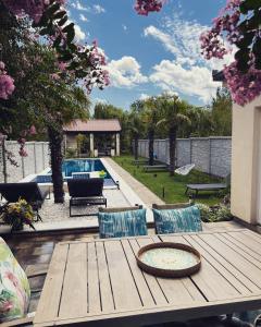 莫斯塔尔Villa Bura的一个带桌椅的庭院和一个游泳池