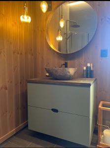 VevleBeitostølen-Sørliestølen -Nyrenovert hytte 2022 på Slettefjell的一间带水槽和镜子的浴室
