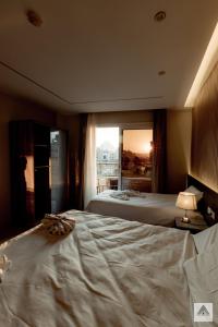 开罗Khattab Pyramids View Hotel的酒店客房设有两张床和窗户。