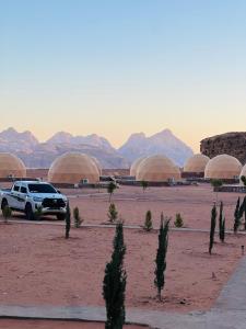 瓦迪拉姆Princess luxury camp的白沙鼠停在沙漠中,有圆顶