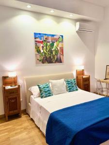 卡普多兰多Qurchiti的一间卧室配有一张带蓝色床单和绘画的床。