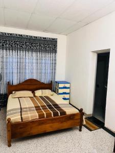尼甘布Ceylon Glory Hostel的卧室配有一张床