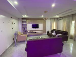 阿布贾Abuja Getaways的带沙发和电视的客厅