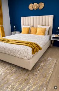 杰尔吉斯Villa Sara的一间卧室配有一张黄色毯子床